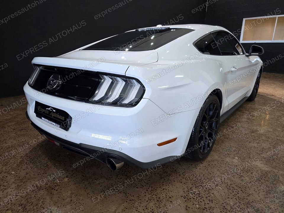 2020 Ford Mustang 2.3 Auto photo 2