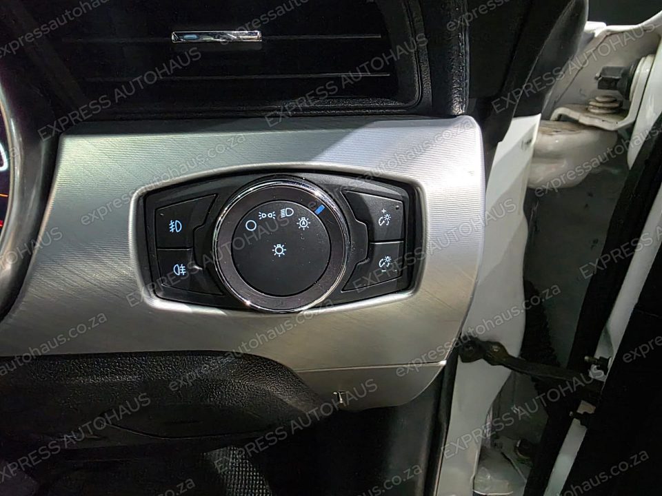 2020 Ford Mustang 2.3 Auto photo 9