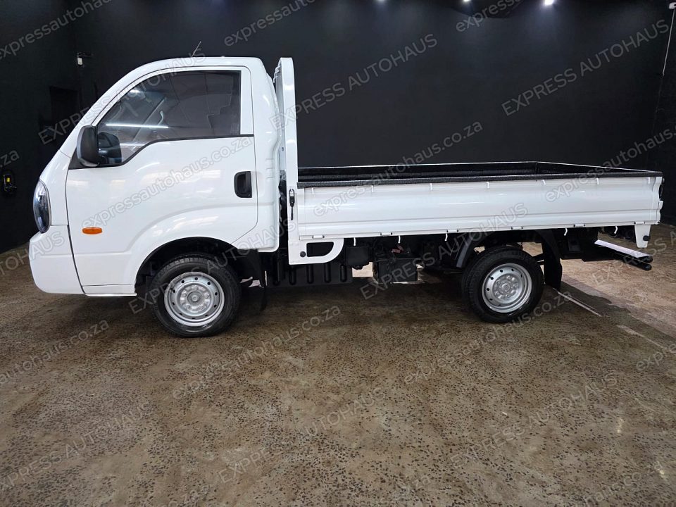 2015 Kia K-Series Pick-Up K 2500 Single-Cab photo 2
