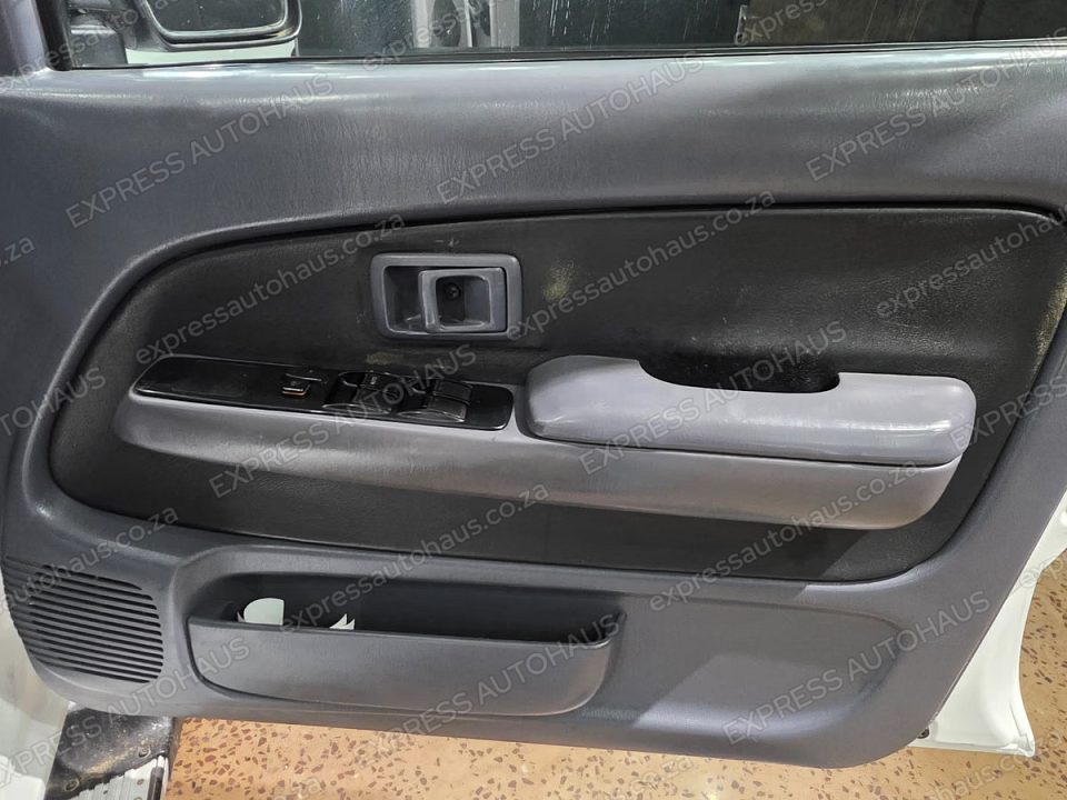 2004 Toyota Hilux 2700i Raider Raised Body Double-Cab photo 12