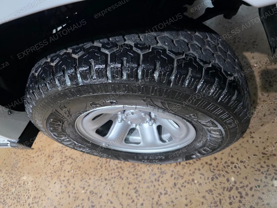 2004 Toyota Hilux 2700i Raider Raised Body Double-Cab photo 11