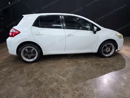 2011 Toyota Auris photo 4
