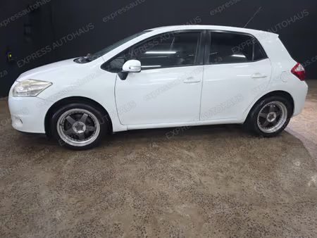 2011 Toyota Auris photo 2